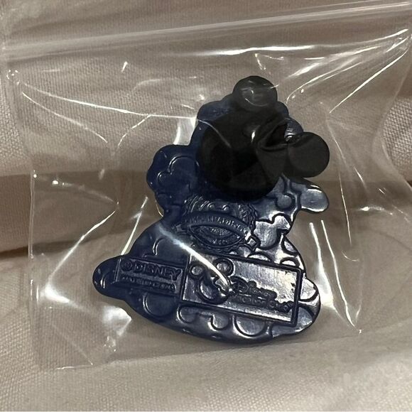 Disney Mickey Vacation Club Collectible trading pins set of 2! - Picture 6 of 6